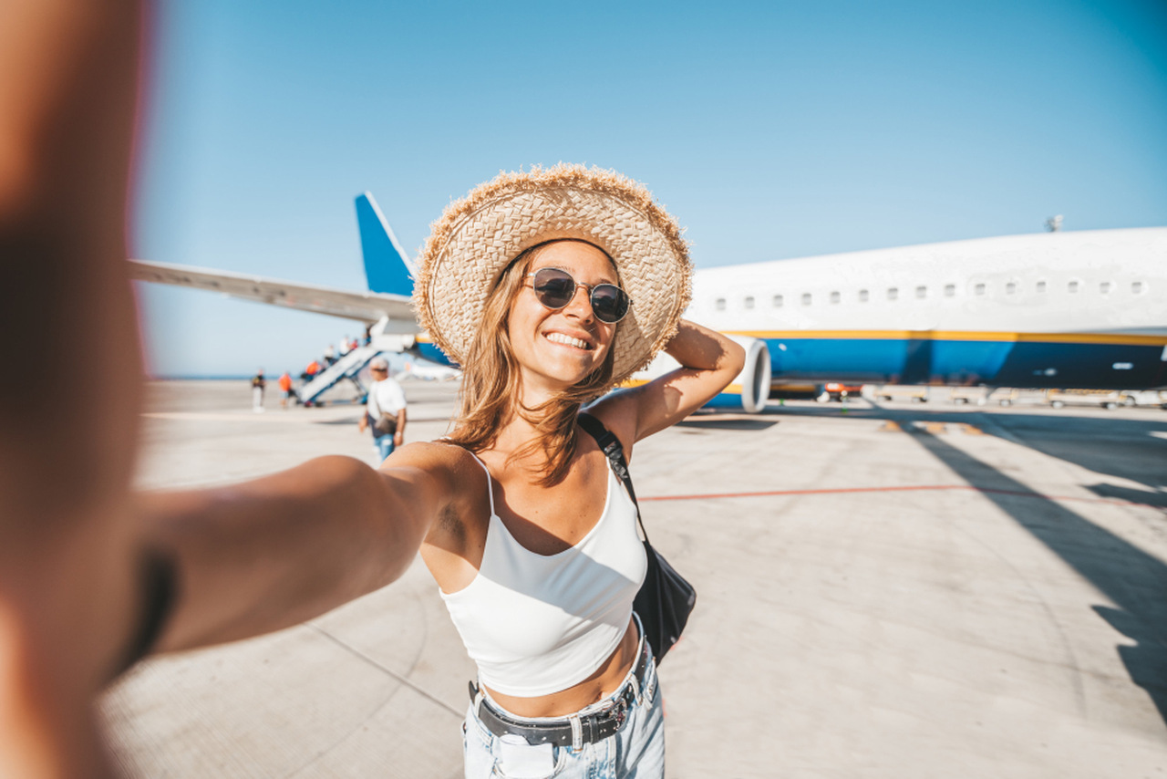How to dress for a plane in summer? Tips for vacation travelers